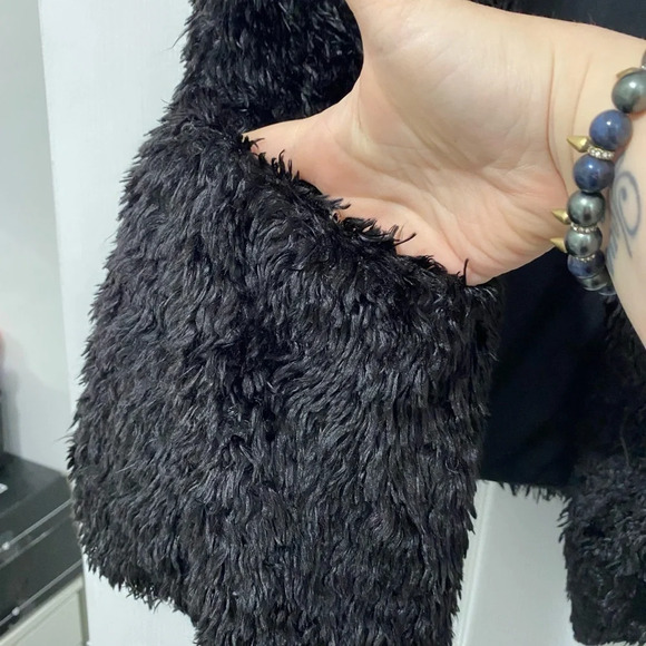 Ruby and‎ Jenna Black Faux Fur Vest - Picture 2 of 6